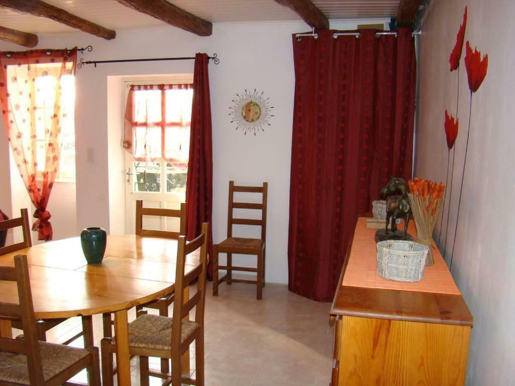 Gite De L Oustalneou Cuzorn Exterior foto